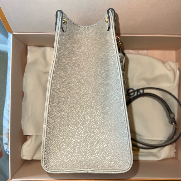 LV Onthego PM - Picture 5 of 10